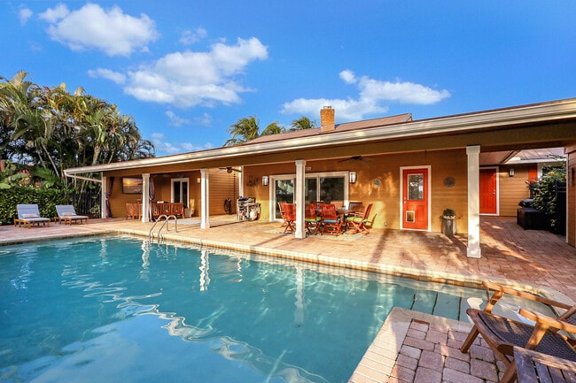 Building Photo - 3271 SE Court Dr