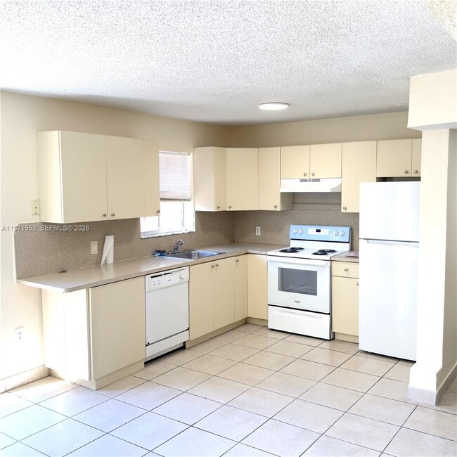 Building Photo - 451 NE 136th St