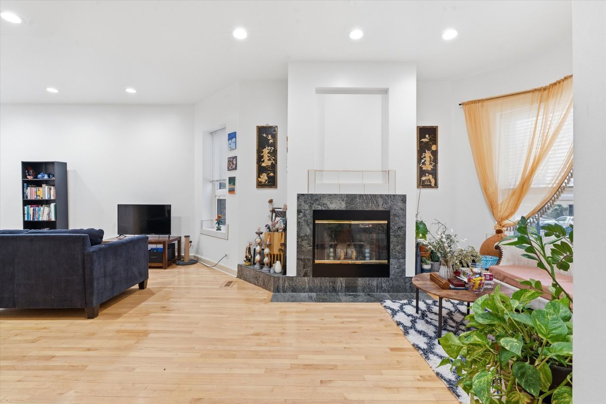 Building Photo - 5739 N Winthrop Ave