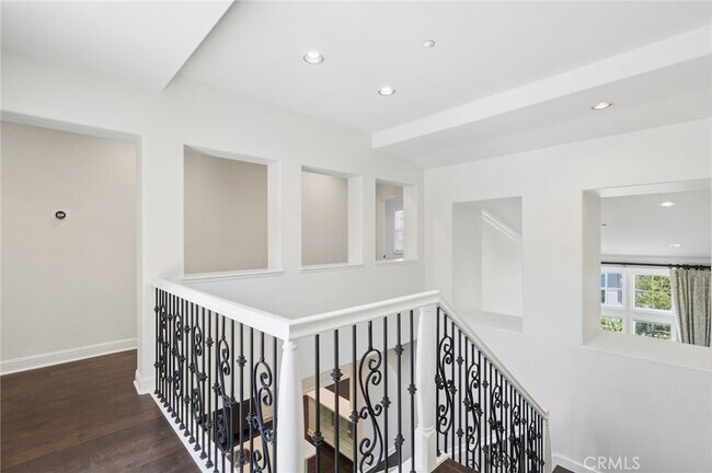 Building Photo - 67 Mandria