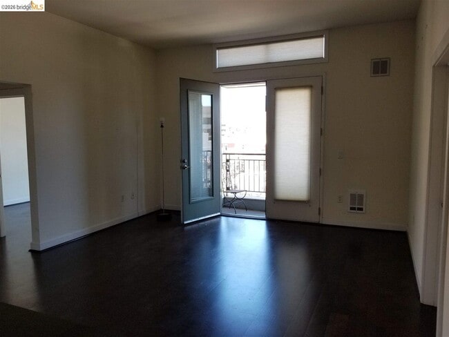 Building Photo - 585 9th St