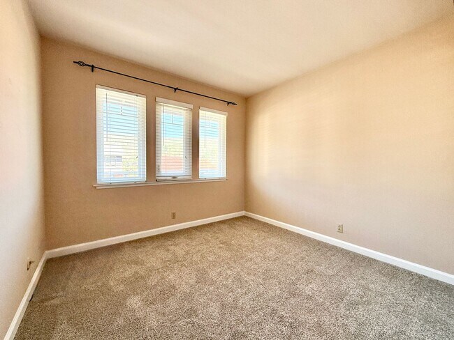 Building Photo - Single-Family Home in Park Pacifica - 3Bed/3Bath + 2 Bonus Rooms