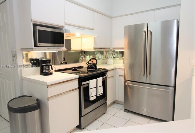 Building Photo - 3255 NE 184th St