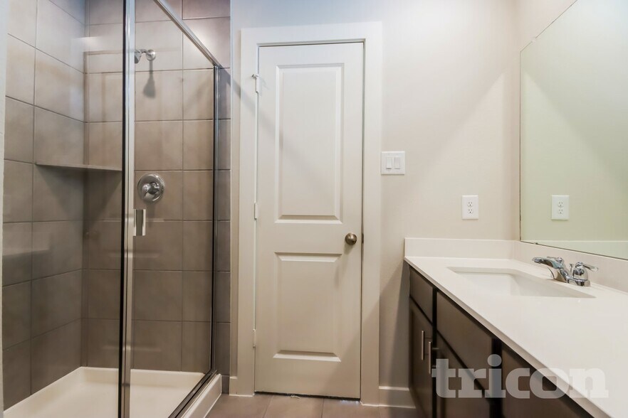 Building Photo - 9835 Willow Creek Commerce Dr