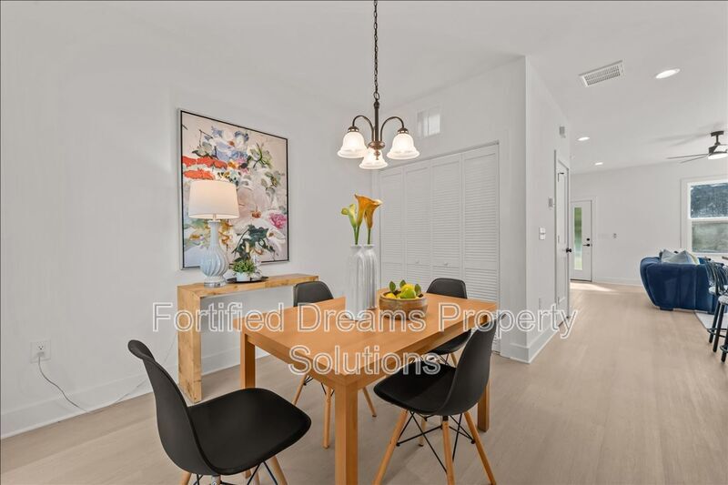 Building Photo - 210 S Carter St