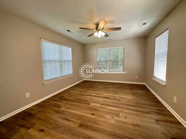 Building Photo - Newly Remodeled 5 Bed 2.5 Bath