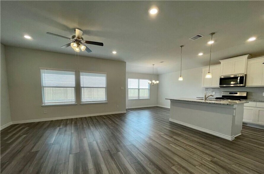 Building Photo - JULY MOVE IN!  Spacious 3 bedroom 2 bathroom Home