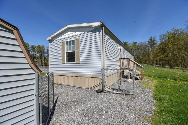 Building Photo - Two Bedroom Updated Mobile Home with Fenced Yard!