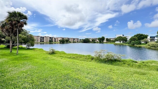 Building Photo - 8889 Fontainebleau Blvd