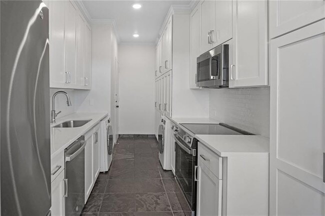 Building Photo - 2575 Peachtree Rd NE