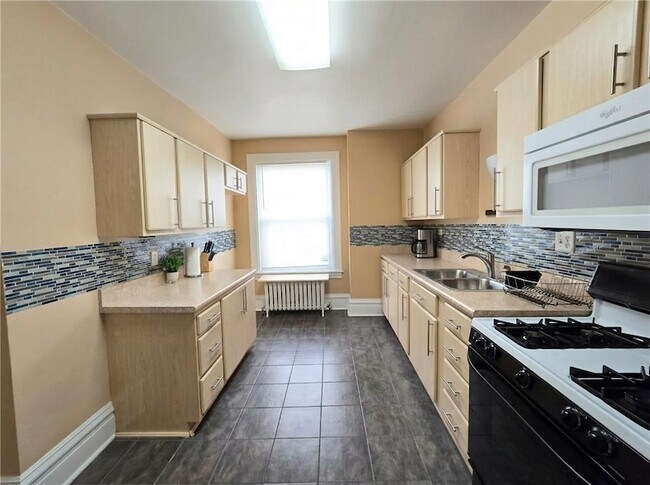 Building Photo - 224 S Pacific Ave