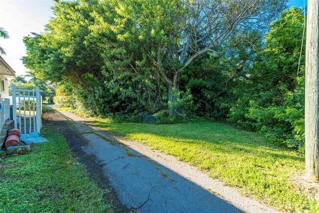 Building Photo - 230 NE 2nd Pl