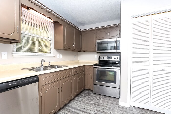 Building Photo - 573 Brady Dr
