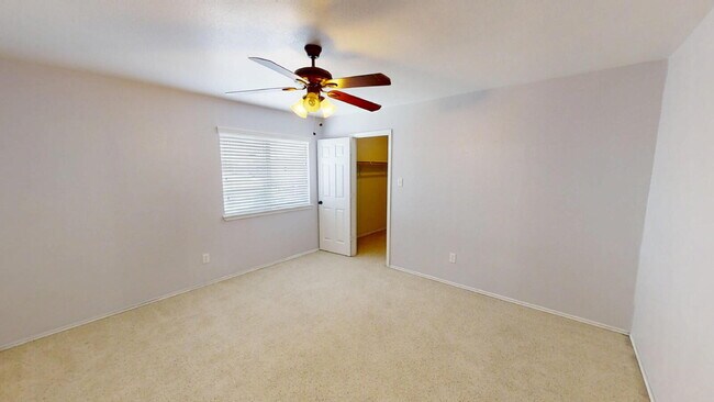 Building Photo - "Spacious 5-Bedroom Oasis with Pool on Gri...
