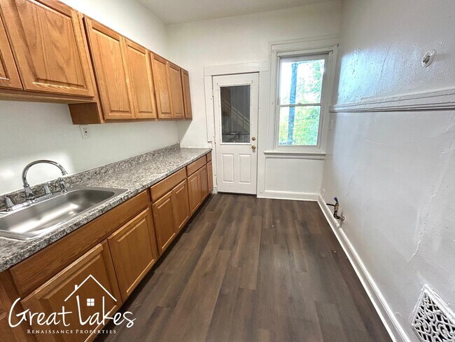 Building Photo - Cozy 2 Bedroom 1 Bathroom now available for rent!
