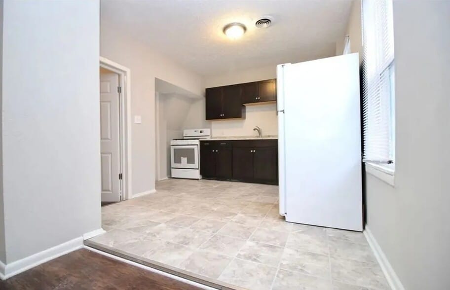 kitchen - 1939 W 52nd St