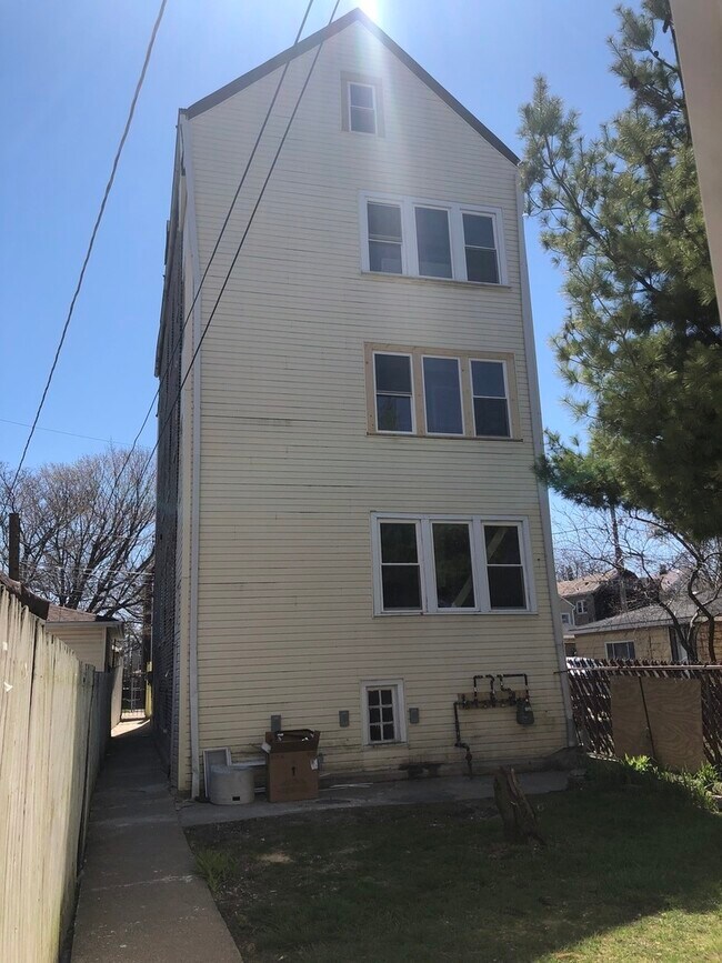 Building Photo - 827 W 33rd Pl