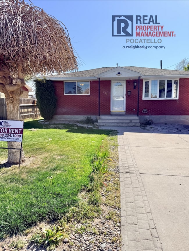 Building Photo - 4 Bedroom 2 bath House - Dog friendly