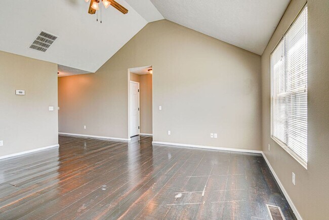 Building Photo - Beautiful all brick 3 bed 2 bath house in ...