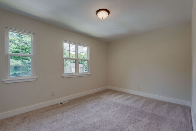 Building Photo - Beautifully remodeled condo