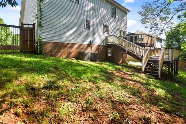 Building Photo - Pet Friendly Three Bedroom with Basement!