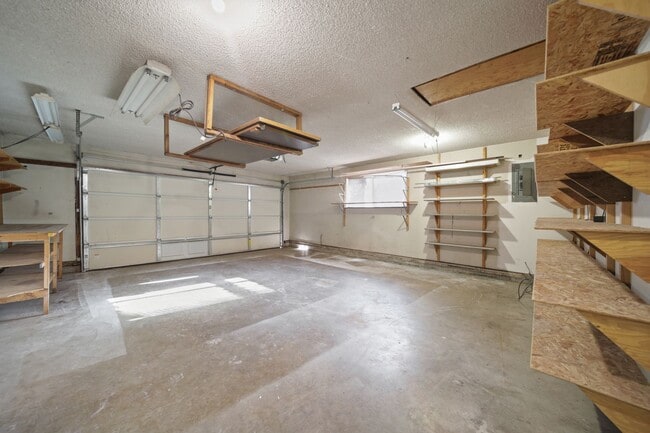 Building Photo - Classic rambler has 3 bedrooms, 1.75 baths, North Thurston School District
