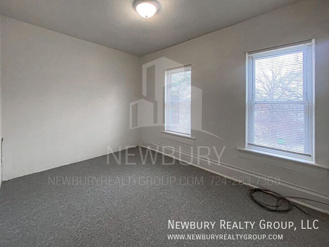 Building Photo - Spacious & Updated 2-Bedroom Row Home – Mo...