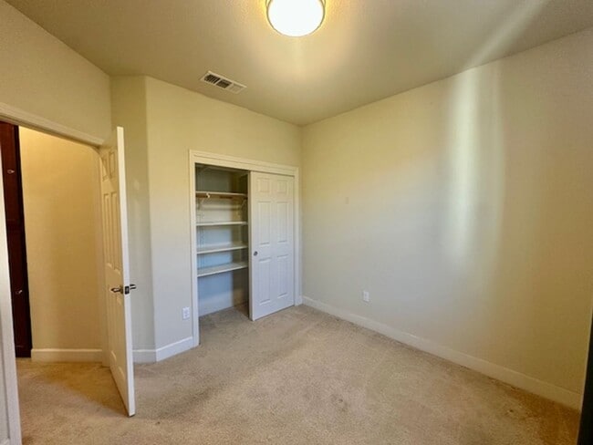 Building Photo - Modern Beautiful Townhome with Great Schoo...