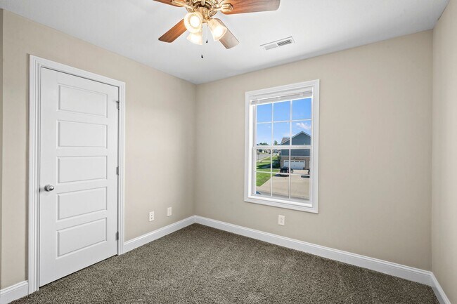 Building Photo - Beautiful Like-New Split Foyer Home Off Ex...