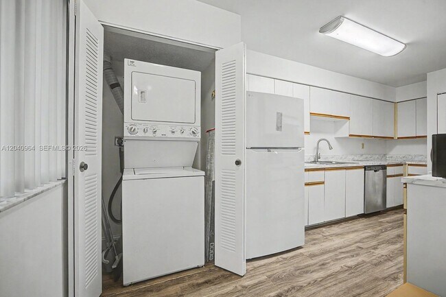 Building Photo - 15575 Miami Lakeway N
