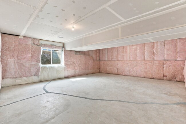 Building Photo - Spacious Columbia Floorplan with Full Unfinished Basement