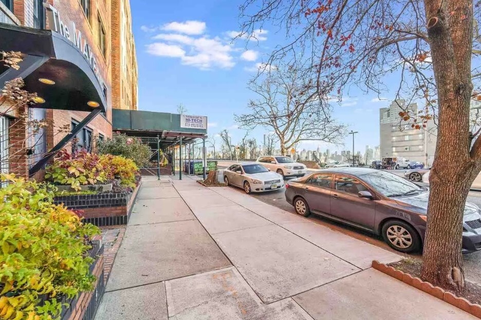 Building Photo - 7427 Boulevard East