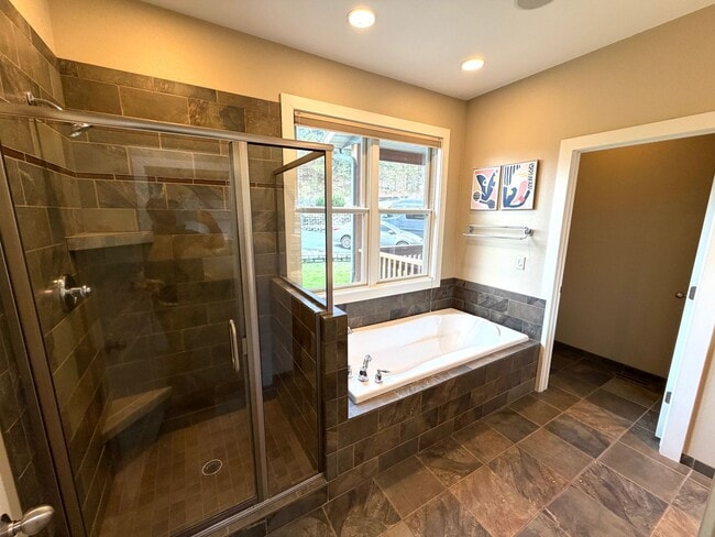 Building Photo - Absolutely Stunning, 6-Bed 3.5 Bath Execut...