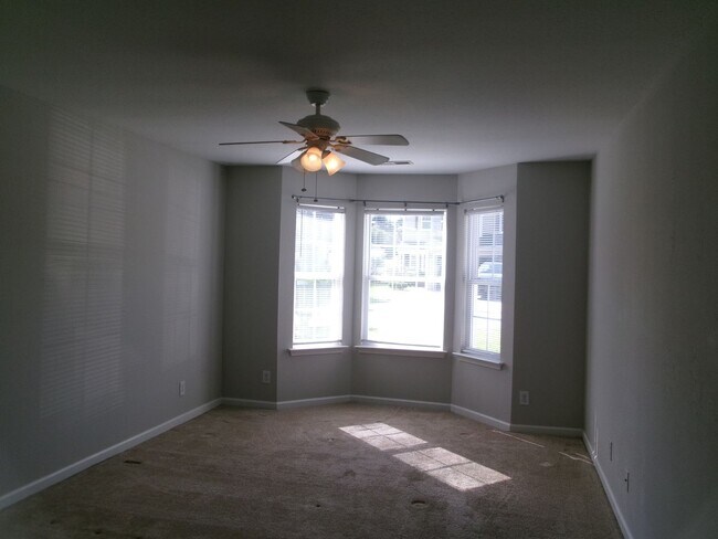Building Photo - 3 bedroom, 2 bath home in the Inverness Co...