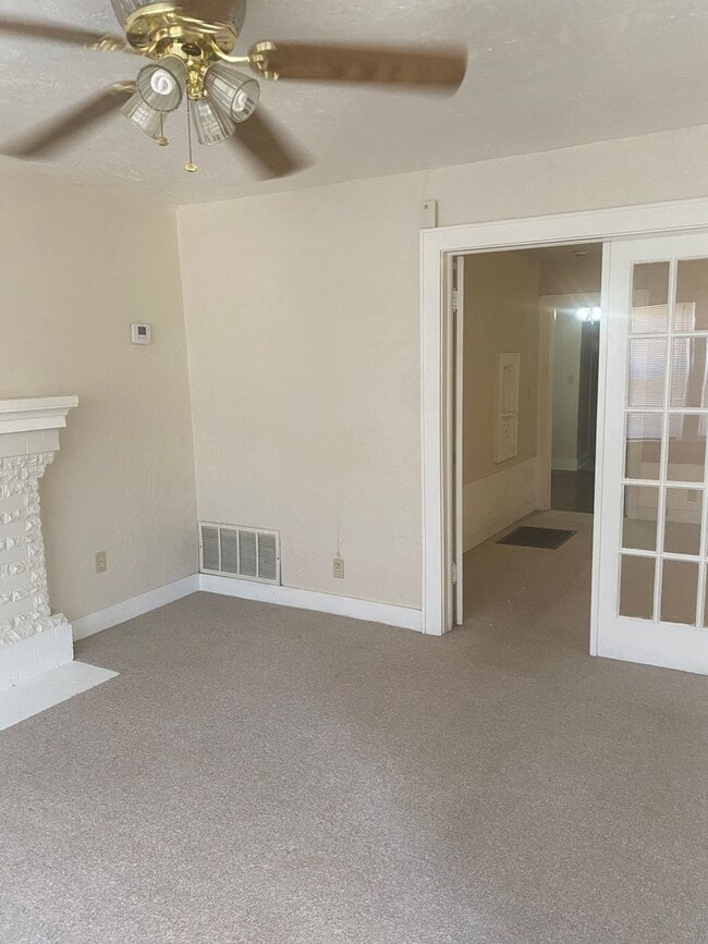 Building Photo - 2 bed 1 bath for lease near downtown