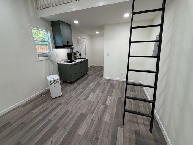 Building Photo - 2261 Hickory Dr