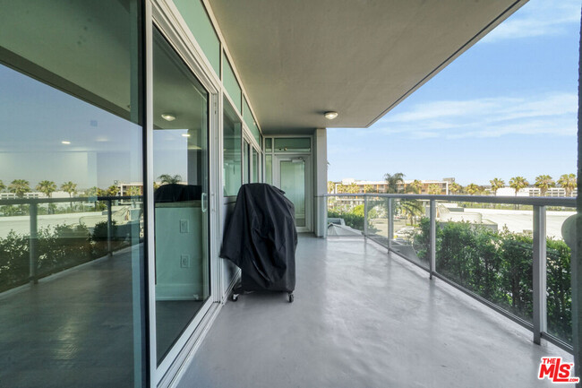 Building Photo - 13600 Marina Pointe Dr