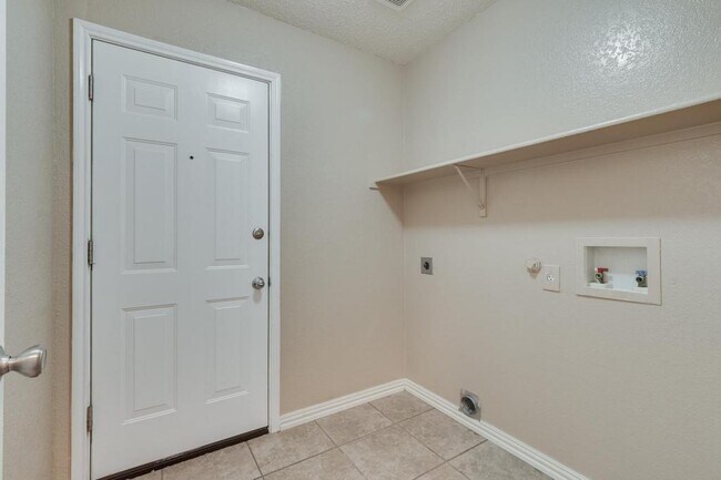 Building Photo - 5536 Camarillo Dr