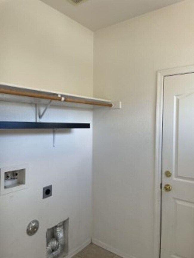 Building Photo - LAKE1335