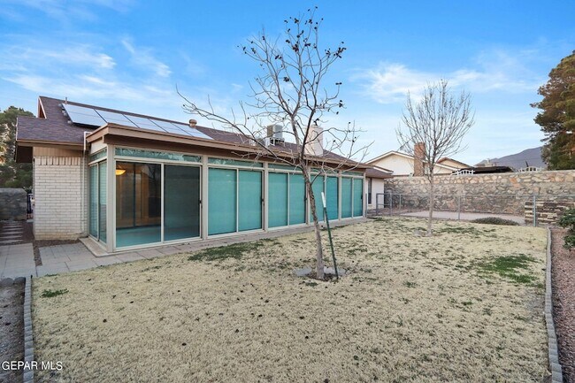 Building Photo - 832 Tepic Dr