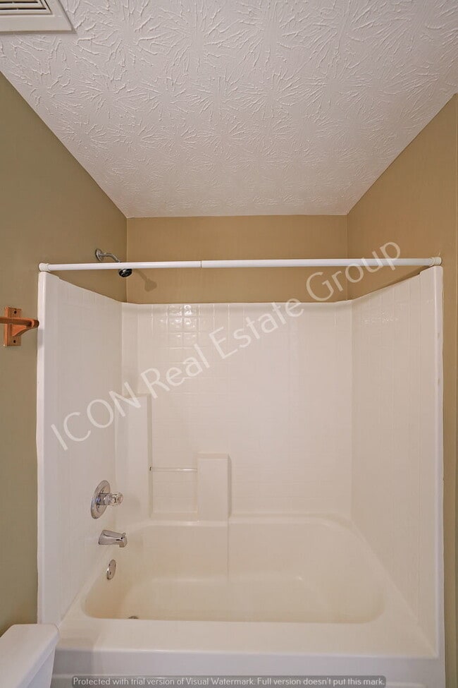 Building Photo - 2/2.5 End unit town home close to dining and shopping