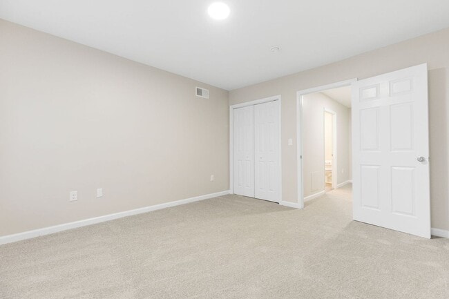 Building Photo - Pet Friendly 2 BR townhouse