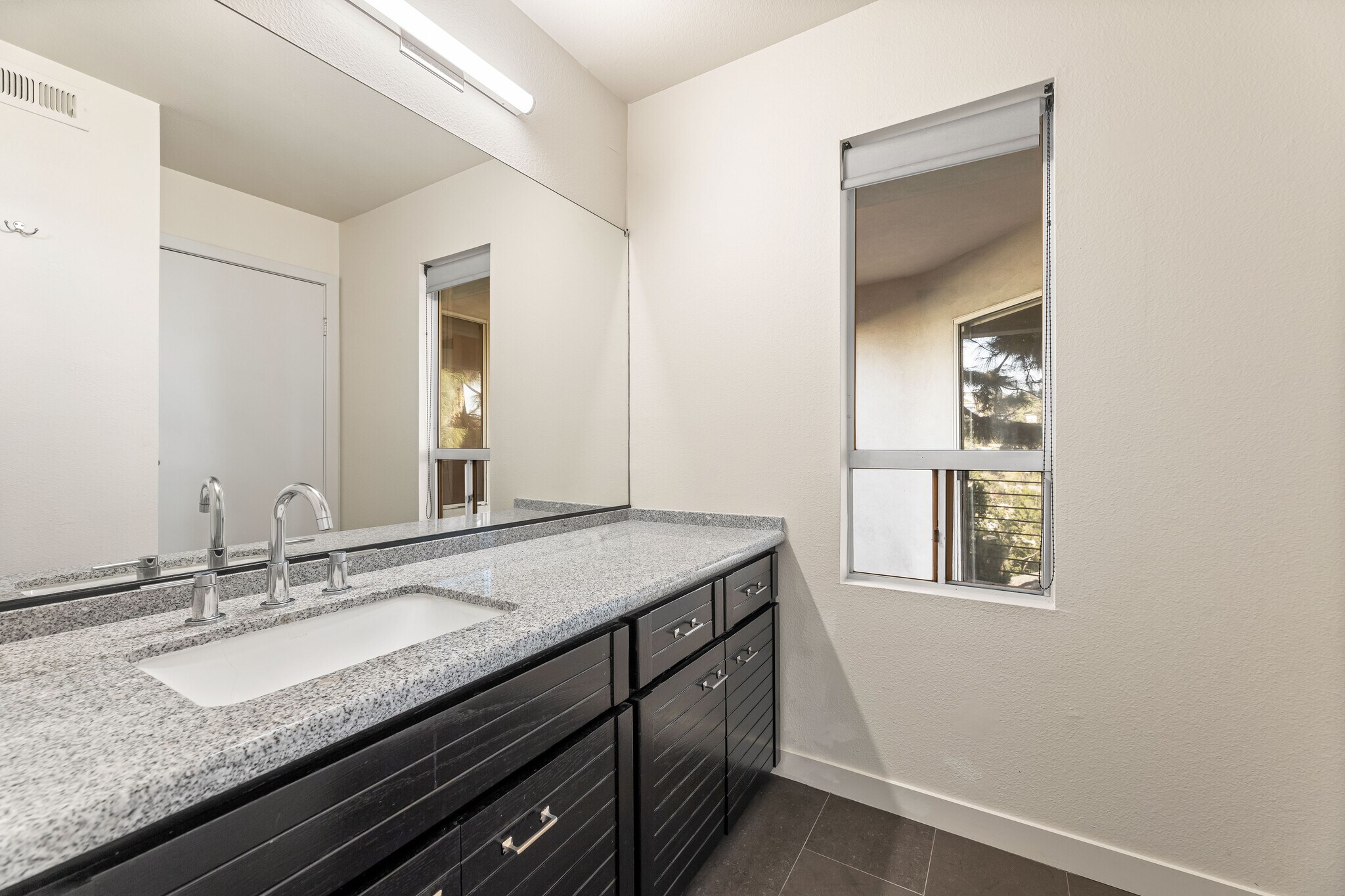 Bathroom to balcony - 1759 Silverwood Ter