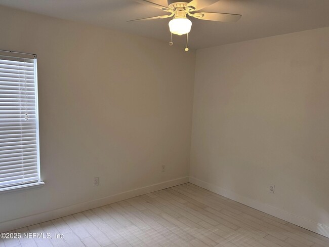 Building Photo - 760 S Lilac Loop
