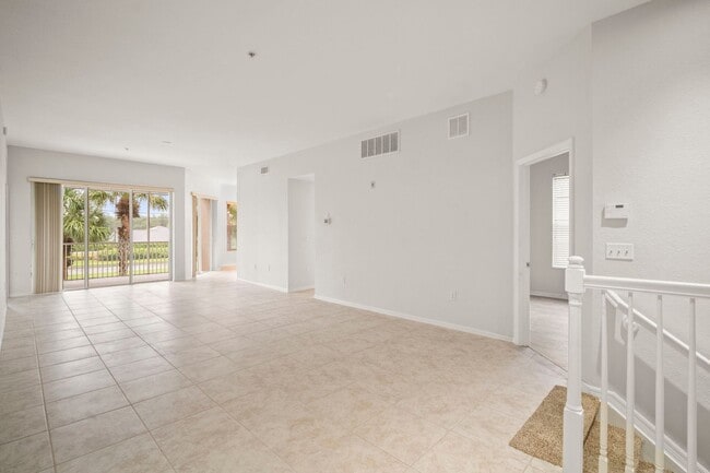 Building Photo - Beautiful Townhome in Laguna lakes 3 bedro...
