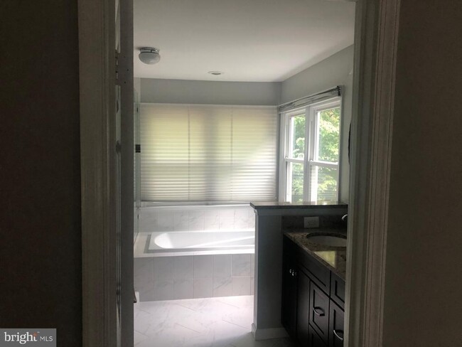 Building Photo - 8104 Overlake Ct