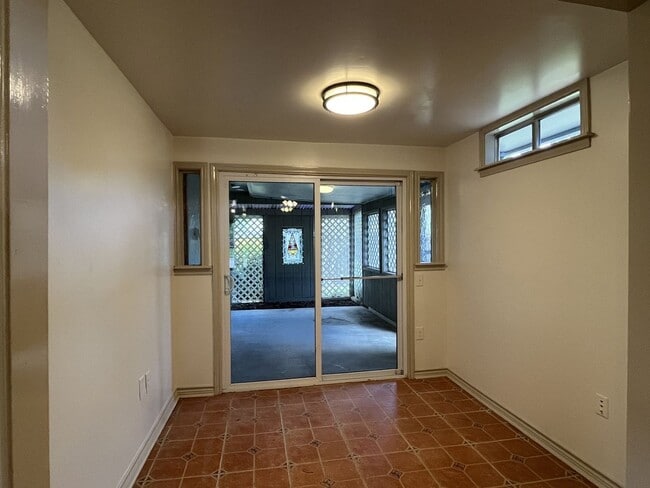 Building Photo - 3 Bedroom 2 Bath Southside!!