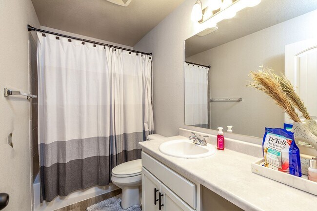 Building Photo - Townhouse Unit for Rent