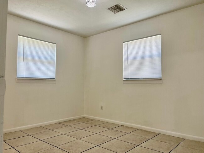Building Photo - 395 Schoolhouse Ln