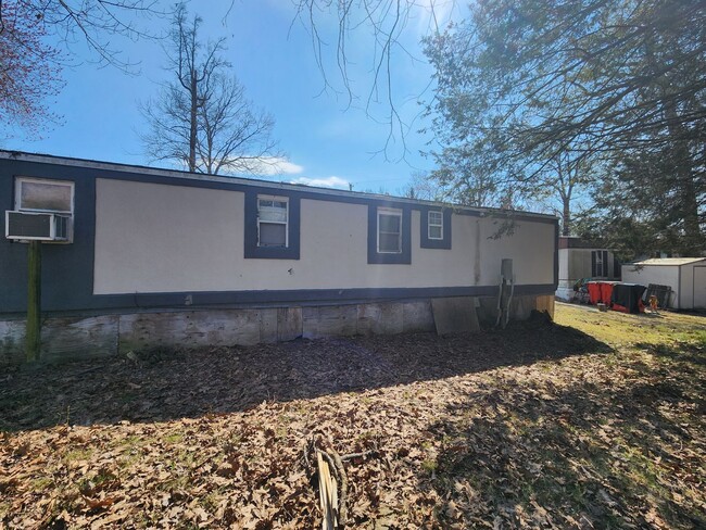 Building Photo - Creekside Park